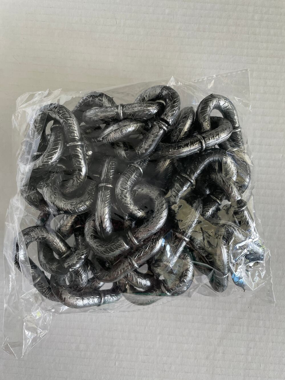 6 FOOT PLASTIC CHAINS HALLOWEEN DECORATION PROP HAUNTED HOUSE NEW